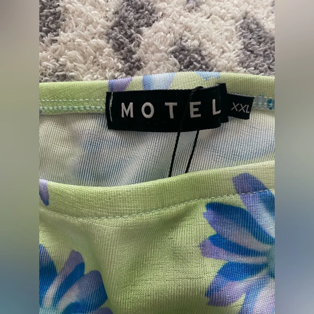 Sarah OBX S4 Motel X Barbara Gored Mini Skirt in Neon Brushstroke Floral - Picture 12 of 13